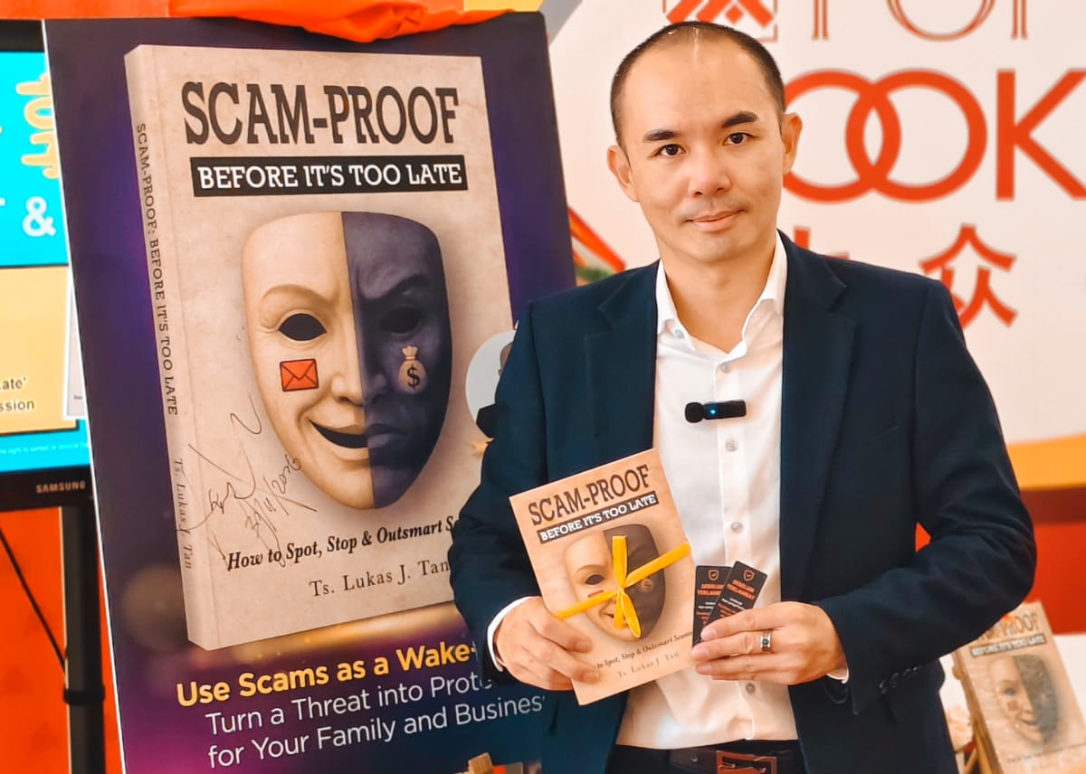 Ts. Lukas J. Tan with Scam-Proof at a bookstore