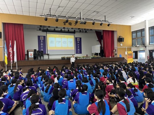 Ts. Lukas J. Tan menyampaikan ceramah kesedaran penipuan di SMJK Convent Datuk Keramat