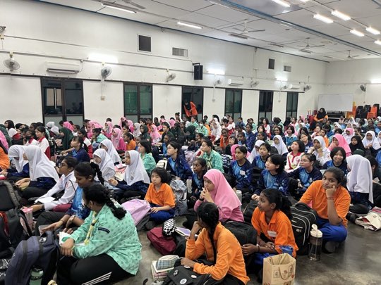 Ts. Lukas J. Tan menyampaikan ceramah kesedaran penipuan di SMK Convent Bukit Mertajam