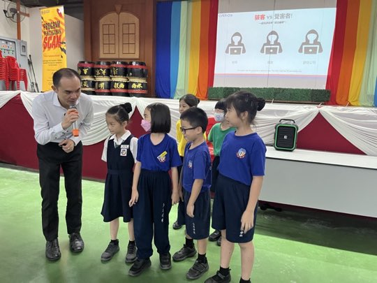 Ts. Lukas J. Tan menyampaikan ceramah kesedaran penipuan di SJKC Mah Hua