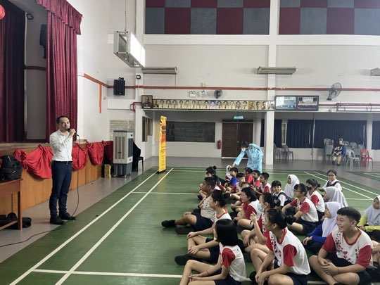 Ts. Lukas J. Tan menyampaikan ceramah kesedaran penipuan di SJKC Yu Chye