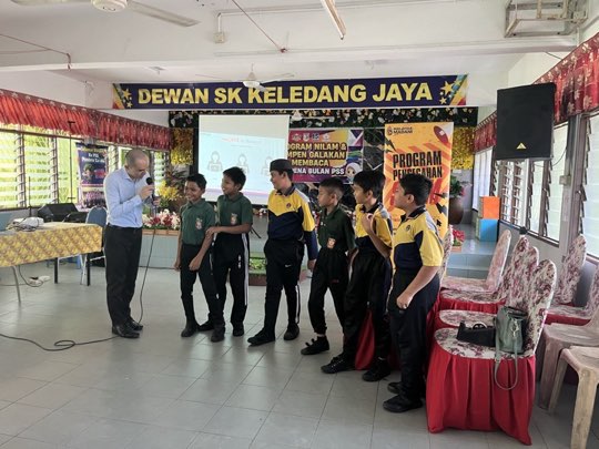 Ts. Lukas J. Tan menyampaikan ceramah kesedaran penipuan di SK Keledang Jaya