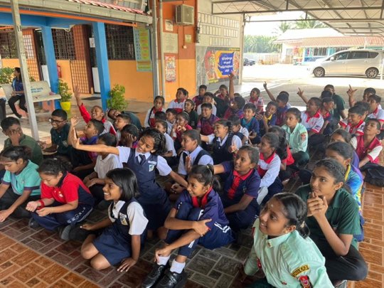 Ts. Lukas J. Tan menyampaikan ceramah kesedaran penipuan di SJKT Ladang Malakoff