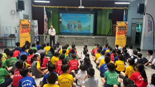 Ts. Lukas J. Tan menyampaikan ceramah kesedaran penipuan di SJKC Tong Sian