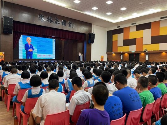 Ts. Lukas J. Tan menyampaikan ceramah kesedaran penipuan di SMK Jit Sin
