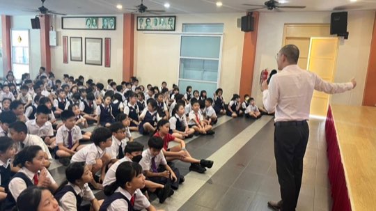 Ts. Lukas J. Tan menyampaikan ceramah kesedaran penipuan di SJKC Kong Min Pusat