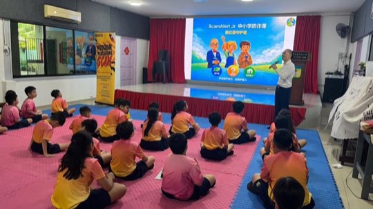 Ts. Lukas J. Tan menyampaikan ceramah kesedaran penipuan di SJKC Chin Hwa (Pantai Acheh)