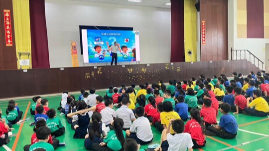 Ts. Lukas J. Tan menyampaikan ceramah kesedaran penipuan di SJKC Yok Eng