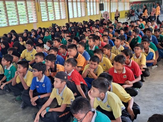 Ts. Lukas J. Tan menyampaikan ceramah kesedaran penipuan di SK Taman Merak