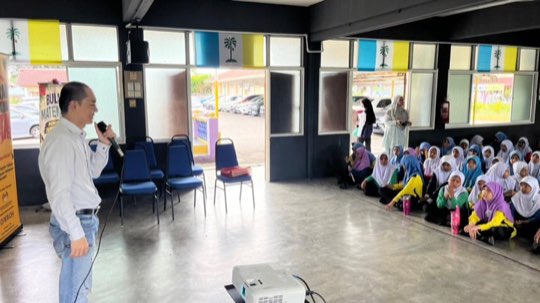 Ts. Lukas J. Tan menyampaikan ceramah kesedaran penipuan di SK Tanjung Bunga