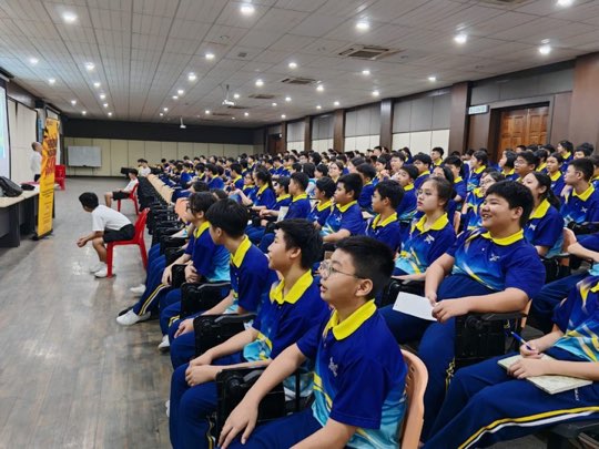 Ts. Lukas J. Tan menyampaikan ceramah kesedaran penipuan di SMK Chung Hwa Confucian