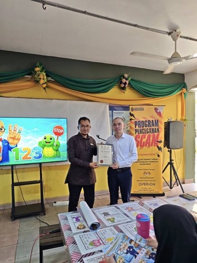 Ts. Lukas J. Tan menyampaikan ceramah kesedaran penipuan di SK Pulau Mertajam