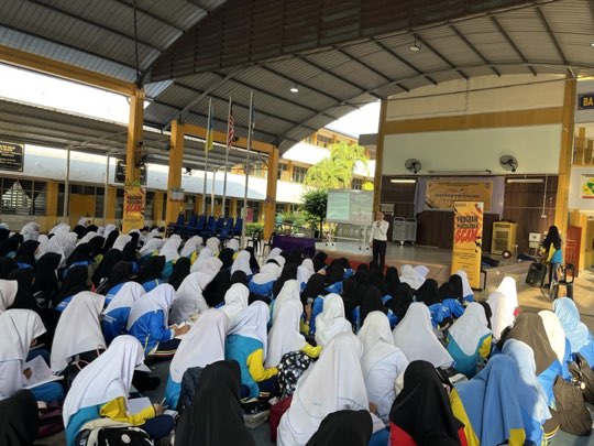 Primary school students at a scam-awareness session