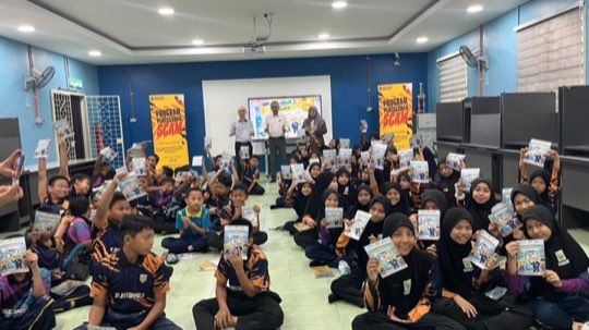 Ts. Lukas J. Tan with students after a talk