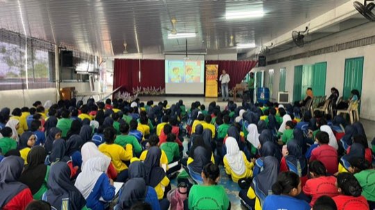 Ts. Lukas J. Tan giving a scam-awareness talk to students